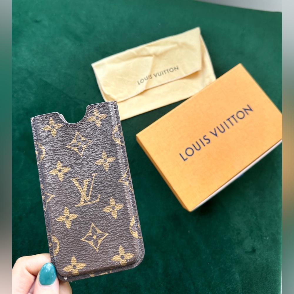 LOUIS VUITTON PHONE HOLDER